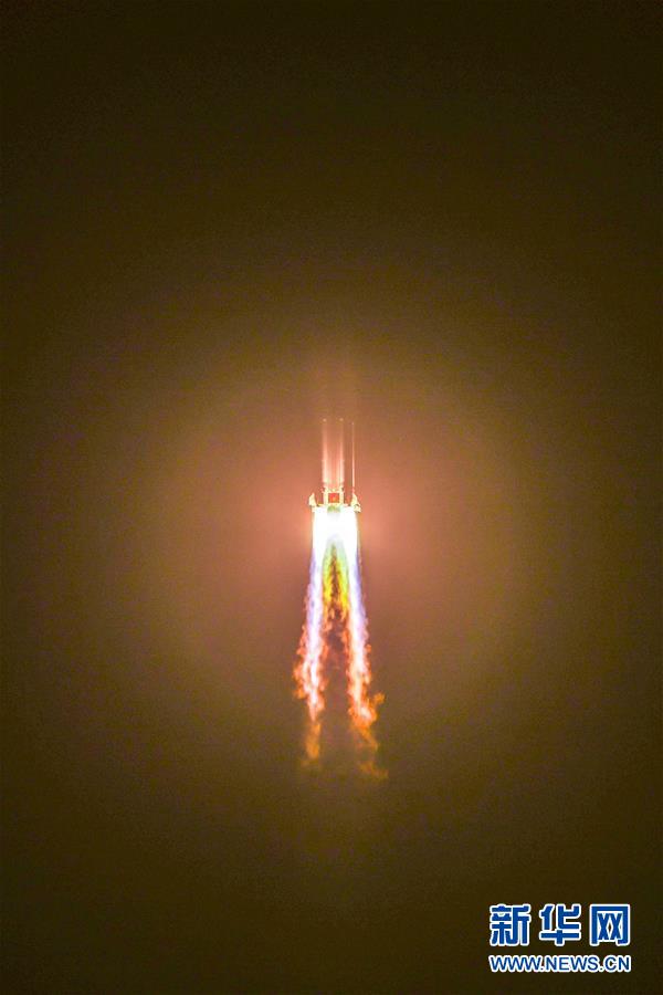 (嫦娥五號(hào)探月)(7)長(zhǎng)征五號(hào)遙五運(yùn)載火箭將嫦娥五號(hào)探測(cè)器發(fā)射升空