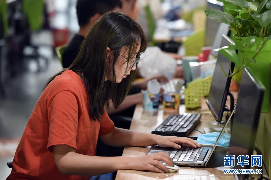 (新華全媒頭條·兩會(huì)特別報(bào)道)(3)攻堅(jiān)克難贏未來(lái)——從政府工作報(bào)告看2020年中國(guó)發(fā)展走向