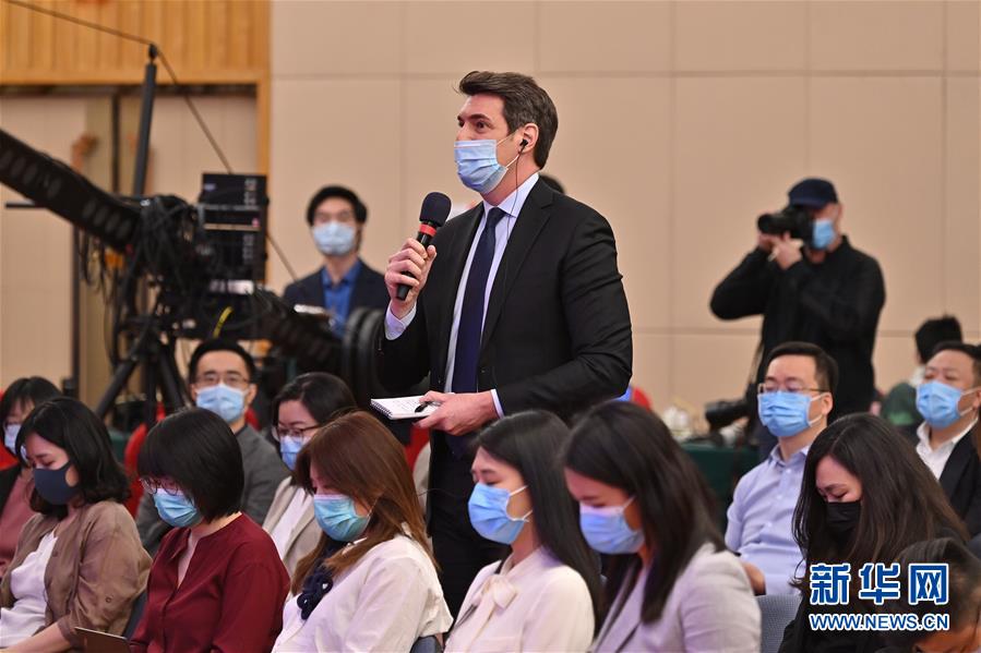 (兩會(huì)·XHDW)(13)國(guó)務(wù)委員兼外交部長(zhǎng)王毅回答中外記者提問