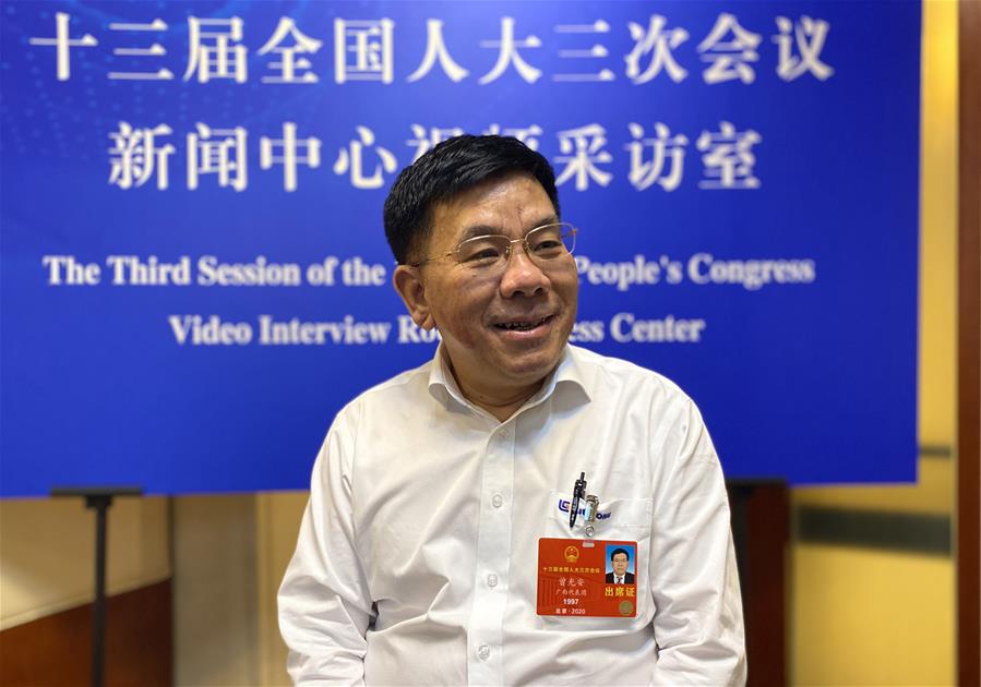 (兩會(huì)·熱點(diǎn)畫(huà)報(bào))(9)代表委員建言統(tǒng)籌做好經(jīng)濟(jì)社會(huì)發(fā)展工作