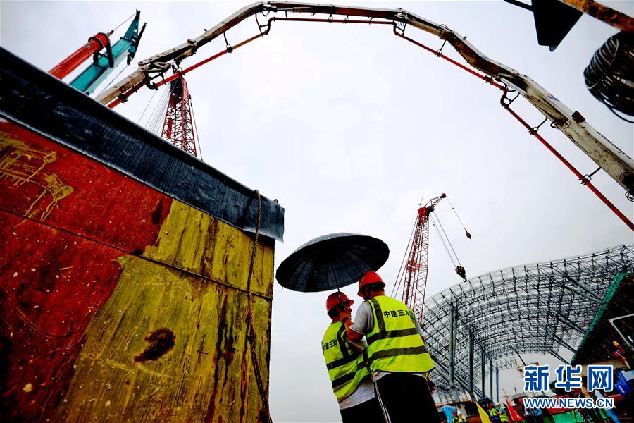 (兩會(huì)·熱點(diǎn)畫報(bào))(20)代表委員建言統(tǒng)籌做好經(jīng)濟(jì)社會(huì)發(fā)展工作