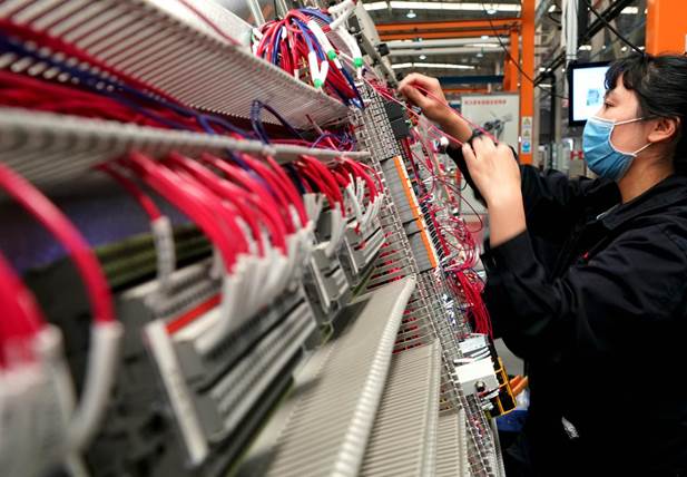 4月21日，在位于河南省許昌市的許繼電氣股份有限公司內(nèi)，工作人員在生產(chǎn)線上作業(yè)。新華社記者李安攝