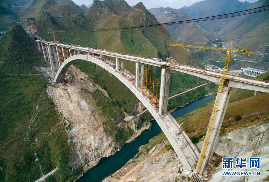 (壯麗70年·奮斗新時代)(14)我們走在大路上