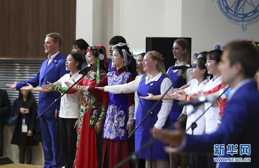 (新華全媒頭條·出訪·圖文互動(dòng))(3)你的目光我的暖——記習(xí)近平主席訪問(wèn)“海洋”全俄兒童中心