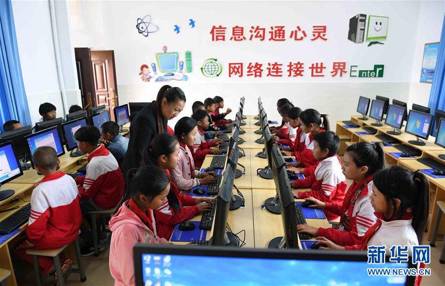 （新華全媒頭條·圖文互動(dòng)）（8）上下同心再出發(fā)——習(xí)近平總書記同出席2019年全國兩會(huì)人大代表、政協(xié)委員共商國是紀(jì)實(shí)