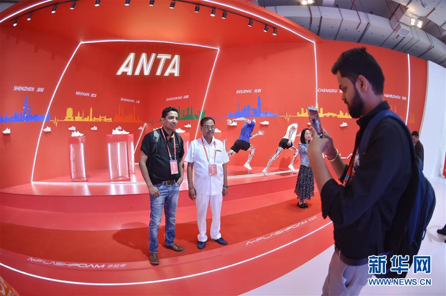 （新華全媒頭條·圖文互動(dòng)）（9）上下同心再出發(fā)——習(xí)近平總書記同出席2019年全國兩會(huì)人大代表、政協(xié)委員共商國是紀(jì)實(shí)