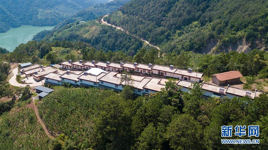 （在習近平新時代中國特色社會主義思想指引下——新時代新作為新篇章·總書記關(guān)心的百姓身邊事·圖文互動）（1）“四好農(nóng)村路”：通向幸福，通向遠方