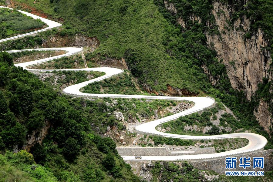 （在習近平新時代中國特色社會主義思想指引下——新時代新作為新篇章·總書記關(guān)心的百姓身邊事·圖文互動）（2）“四好農(nóng)村路”：通向幸福，通向遠方