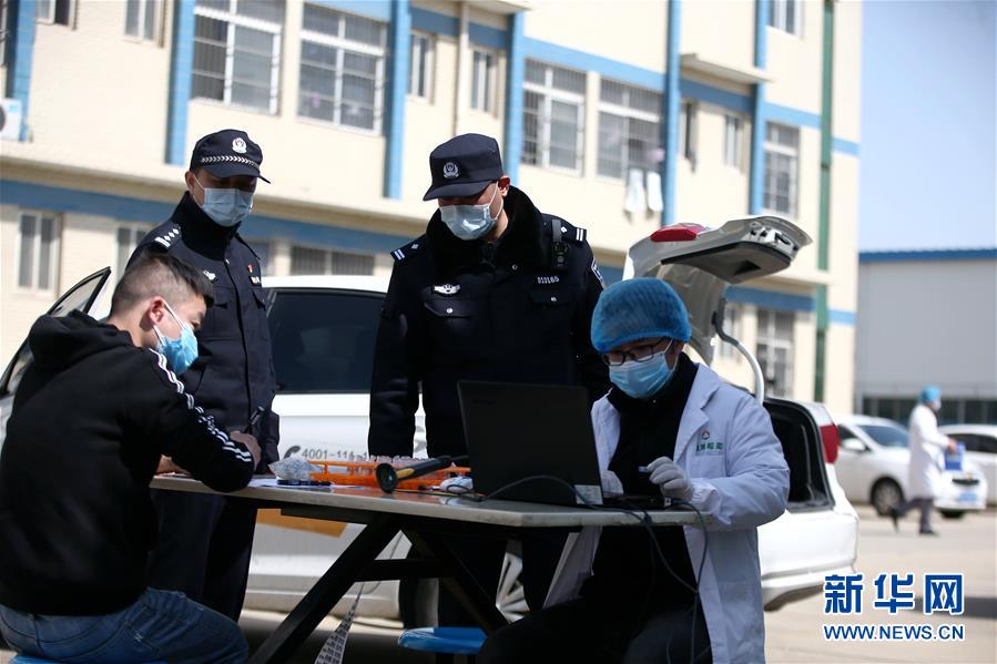 （習(xí)近平致敬的戰(zhàn)“疫”英雄·公安干警篇·圖文互動）（3）他們，抗疫一線鑄警魂