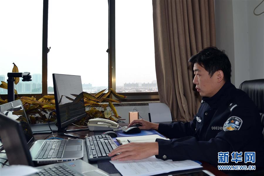 （習(xí)近平致敬的戰(zhàn)“疫”英雄·公安干警篇·圖文互動）（8）他們，抗疫一線鑄警魂