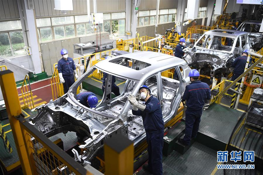 (在習(xí)近平新時(shí)代中國(guó)特色社會(huì)主義思想指引下——新時(shí)代新作為新篇章·習(xí)近平總書(shū)記關(guān)切事·圖文互動(dòng))(2)化“危”為“機(jī)” 念好“新”字訣——各地產(chǎn)業(yè)發(fā)展“新”動(dòng)向掃描