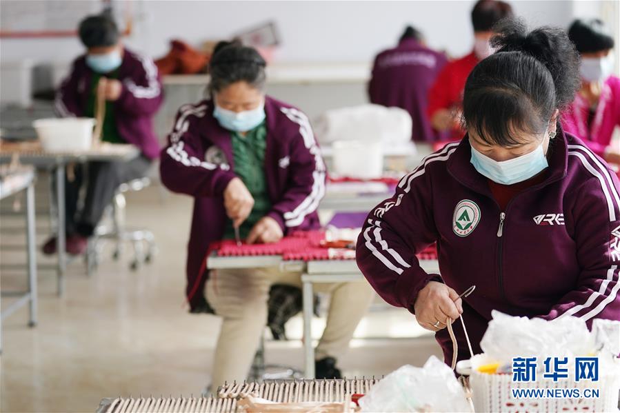 (在習(xí)近平新時(shí)代中國特色社會主義思想指引下——新時(shí)代新作為新篇章·習(xí)近平總書記關(guān)切事·圖文互動)(4)讓貧困勞動力端穩(wěn)就業(yè)的“飯碗”——各地就業(yè)扶貧不松勁鞏固脫貧成果