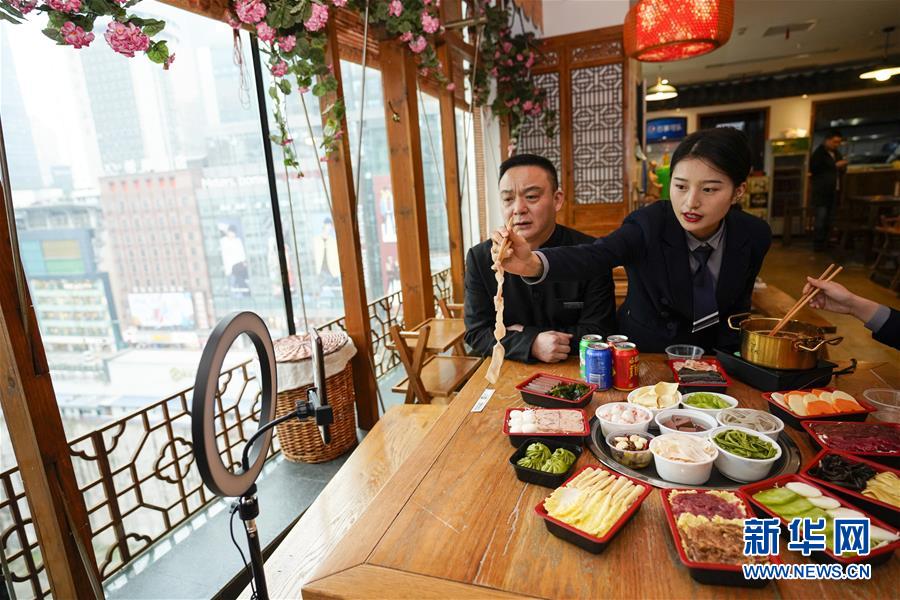 (在習(xí)近平新時(shí)代中國(guó)特色社會(huì)主義思想指引下——新時(shí)代新作為新篇章·習(xí)近平總書(shū)記關(guān)切事·圖文互動(dòng))(1)順勢(shì)而為開(kāi)新局——新就業(yè)形態(tài)發(fā)展觀察