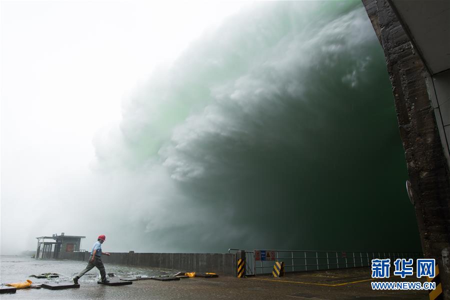 (在習(xí)近平新時(shí)代中國(guó)特色社會(huì)主義思想指引下——新時(shí)代新作為新篇章·習(xí)近平總書(shū)記關(guān)切事·圖文互動(dòng))(1)黑科技 縛洪魔——現(xiàn)代科技提升防汛救災(zāi)硬實(shí)力