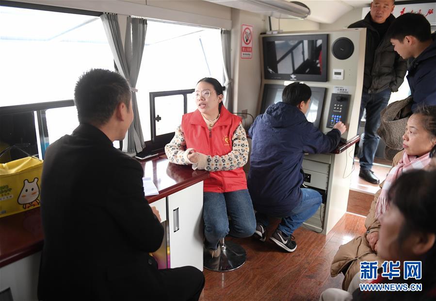 (新華全媒頭條·總書記推動的改革身邊事·行政體制改革篇·圖文互動)(3)特寫:追問“一件事”