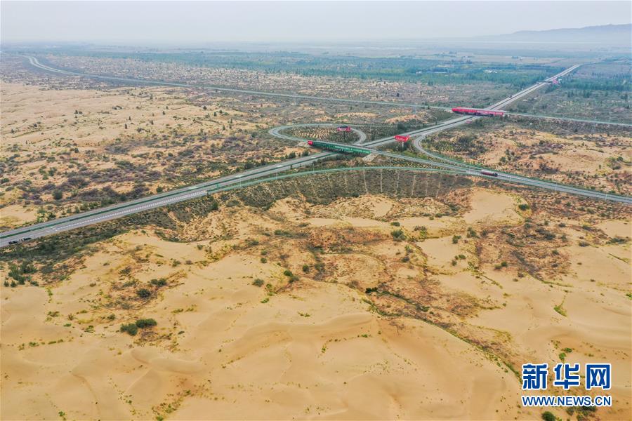 （在習(xí)近平新時(shí)代中國(guó)特色社會(huì)主義思想指引下——新時(shí)代新作為新篇章·習(xí)近平總書(shū)記關(guān)切事·圖文互動(dòng)）（11）綠意，在黃沙中鋪展——我國(guó)防沙治沙紀(jì)實(shí)