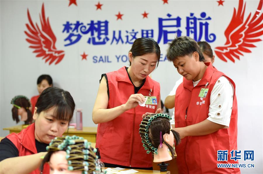 (習(xí)近平的小康故事·新華視界·圖文互動)(8)“讓每個(gè)人都有人生出彩的機(jī)會”——習(xí)近平和人民教育的故事