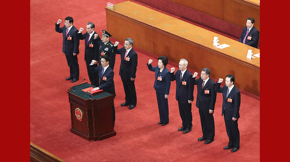 國務(wù)院副總理、國務(wù)委員、秘書長進行憲法宣誓