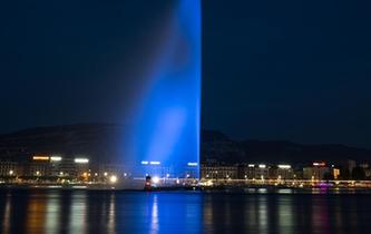 日內(nèi)瓦大噴泉點亮“藍燈”紀念世界難民日