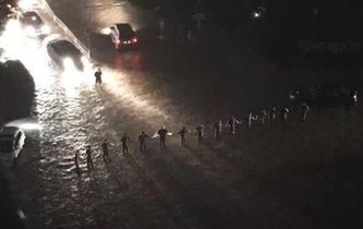 暴雨中的“最美人墻”找到了！