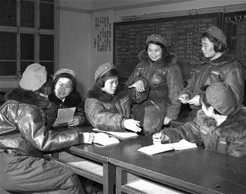 第一批女飛行員：毛澤東稱贊，細(xì)妹子不簡(jiǎn)單，飛得好高啊