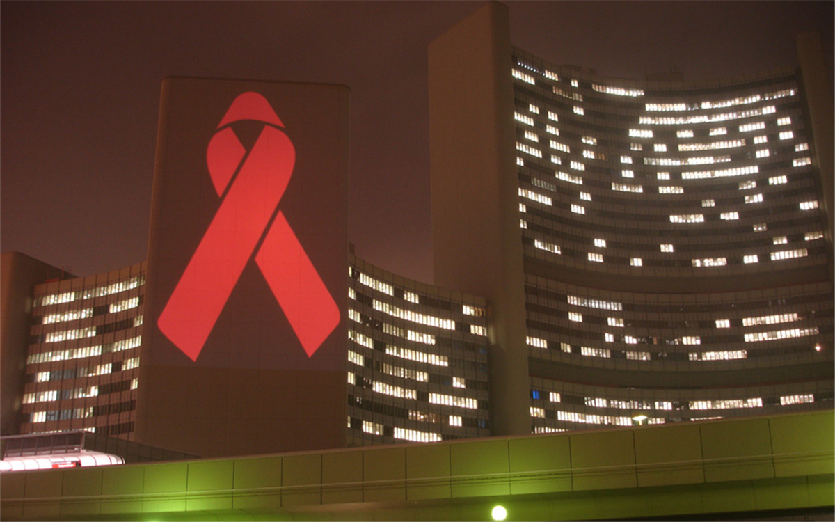 在世界艾滋病日，聯(lián)合國(guó)總部大樓點(diǎn)亮紅絲帶標(biāo)志