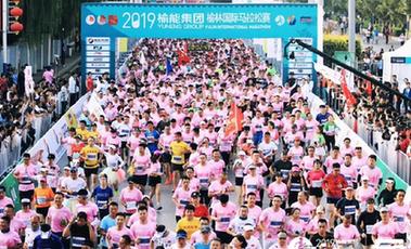 從沙漠跑向綠洲！“塞上明珠”用馬拉松促城市轉(zhuǎn)型