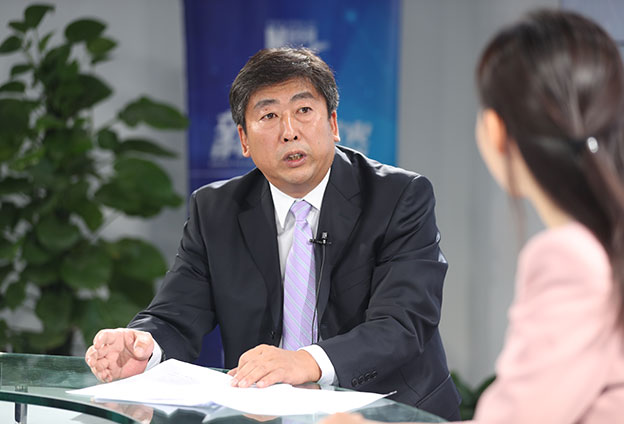 具體落在實(shí)處就是把方向，管大局，保落實(shí)