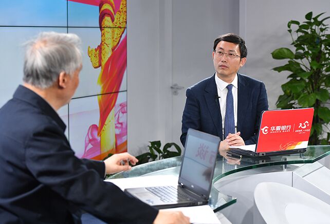 您再給我們梳理一下，黨章中有關(guān)“基本路線(xiàn)”的修改情況。