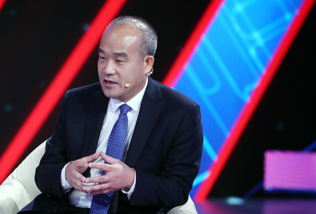 年輕人要有遠(yuǎn)大理想，要了解到科技的核心要素所在，專心，靜下心來(lái)打好基礎(chǔ)。