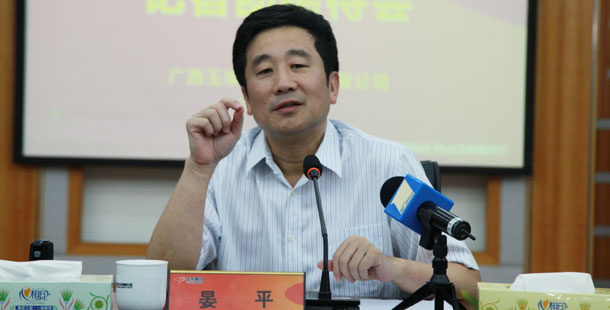 玉柴集團(tuán)公司董事局主席晏平——大家可能不一定認(rèn)識(shí)我，但是大家一定坐過(guò)裝配玉柴發(fā)動(dòng)機(jī)的客車(chē)、公交車(chē)，因?yàn)橛癫癜l(fā)動(dòng)機(jī)裝配在全國(guó)超過(guò)60%的客車(chē)、公交車(chē)上。玉柴發(fā)動(dòng)機(jī)能夠陪伴大家上班、回家、逛街，我很自豪。我們將繼續(xù)制造更多更好的綠色產(chǎn)品，造福社會(huì)和百姓。