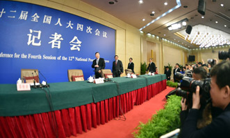 尚福林、劉士余、項(xiàng)俊波等步入會(huì)場(chǎng)