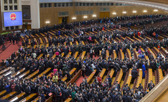 閉幕會結(jié)束后，代表離開會場