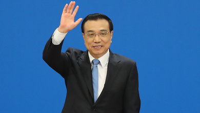 記者會結(jié)束后，李克強揮手致意