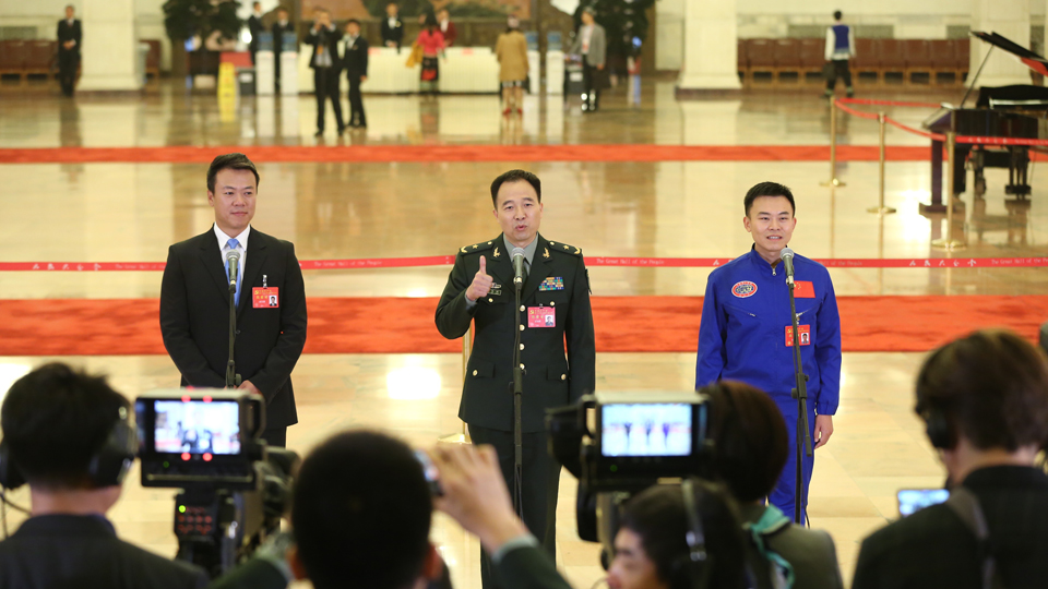 趙宏博、景海鵬、唐嘉陵代表接受采訪