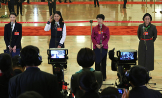 吳敏霞、杜玉濤、蒙曼、盧麗安代表接受采訪