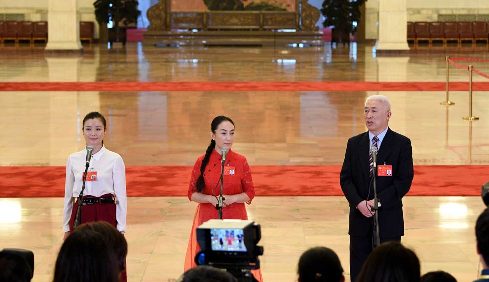 肖笑波、侯艷、徐俊接受采訪