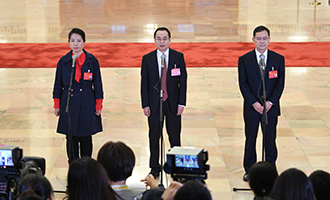 姜妍、康紅普、劉宗富代表接受采訪