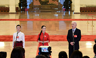 肖笑波、侯艷、徐俊代表接受采訪