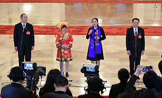 蔡松濤、杜麗群、楊小玲、賈立群代表接受采訪