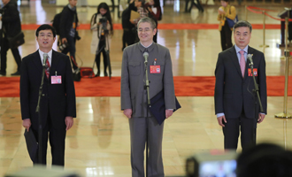 吳曉光、胡偉武、金東寒代表接受采訪