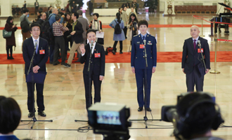 王辰、楊潔、劉文力、王旭東代表接受采訪