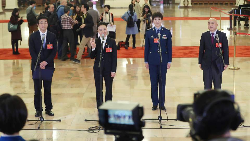 王辰、楊潔、劉文力、王旭東代表接受采訪