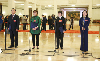 蔣成華、邵蕓、甘露、周宇代表接受采訪