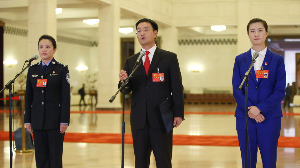 李貝、裴春亮、丁寧代表接受采訪