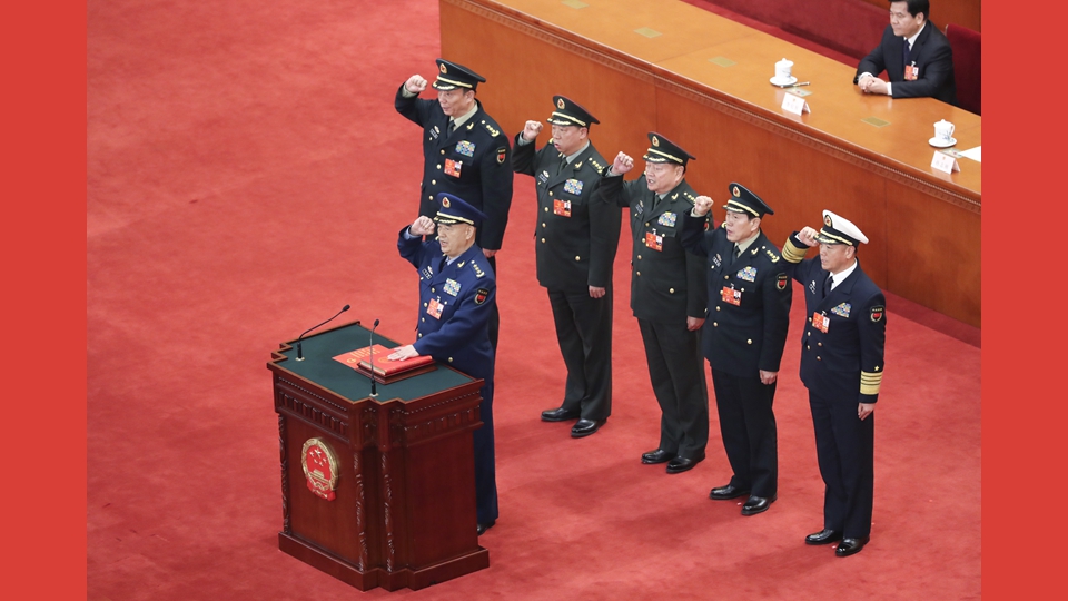 中央軍委副主席、委員進行憲法宣誓