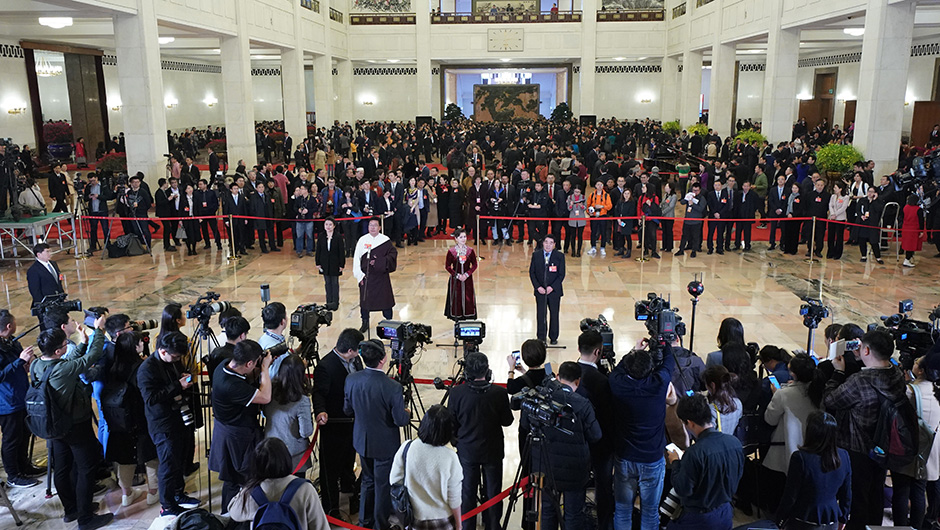 全國政協(xié)委員在&ldquo;委員通道&rdquo;接受采訪