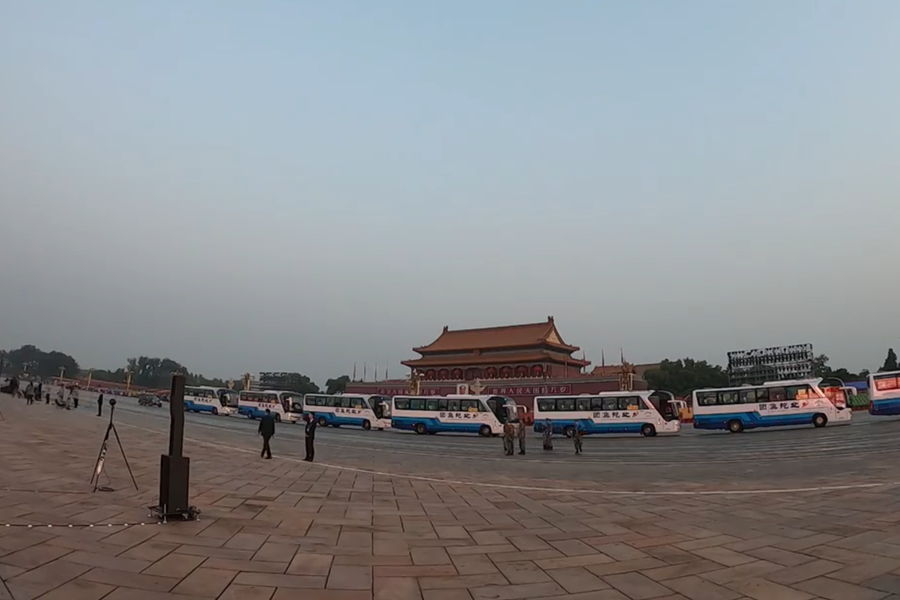 10月1日清晨的天安門城樓和長安街，燈火通明，正在準(zhǔn)備慶祝大會的工作人員雖然緊張忙碌，但仍顯得井然有序