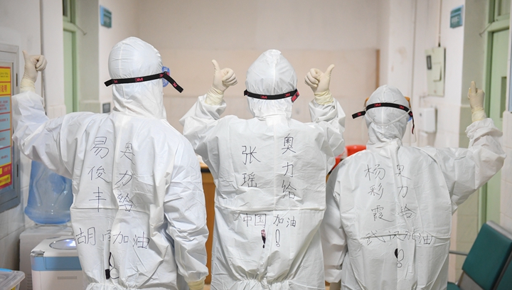 辛識(shí)平：白衣如戰(zhàn)袍，字字見仁心