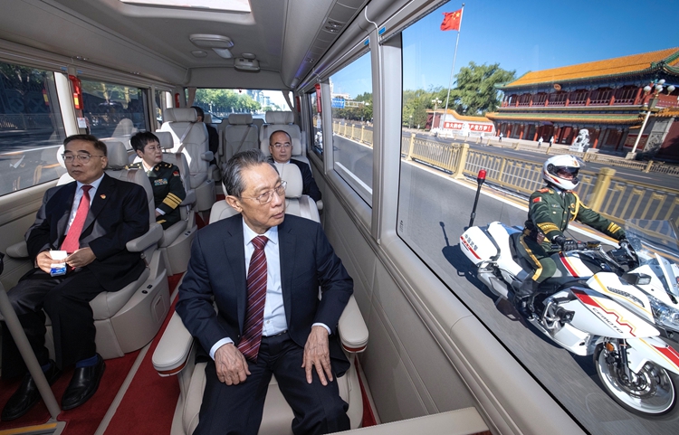 學習快評丨以國之名向最美天使致敬！